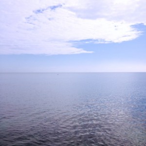湖かと思うほどいつも穏やかなアドリア海。アルバニアからも綺麗。