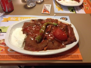     オリーブオイルとトマトソースが美味しいケバブ。下にモッチモチのパンが隠れてる！